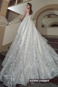 Свадебное платье  Даниэль Пышное, Кружевные, Со шлейфом