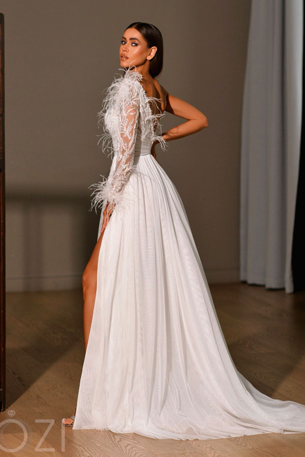 свадебное платье с перьями на плечах